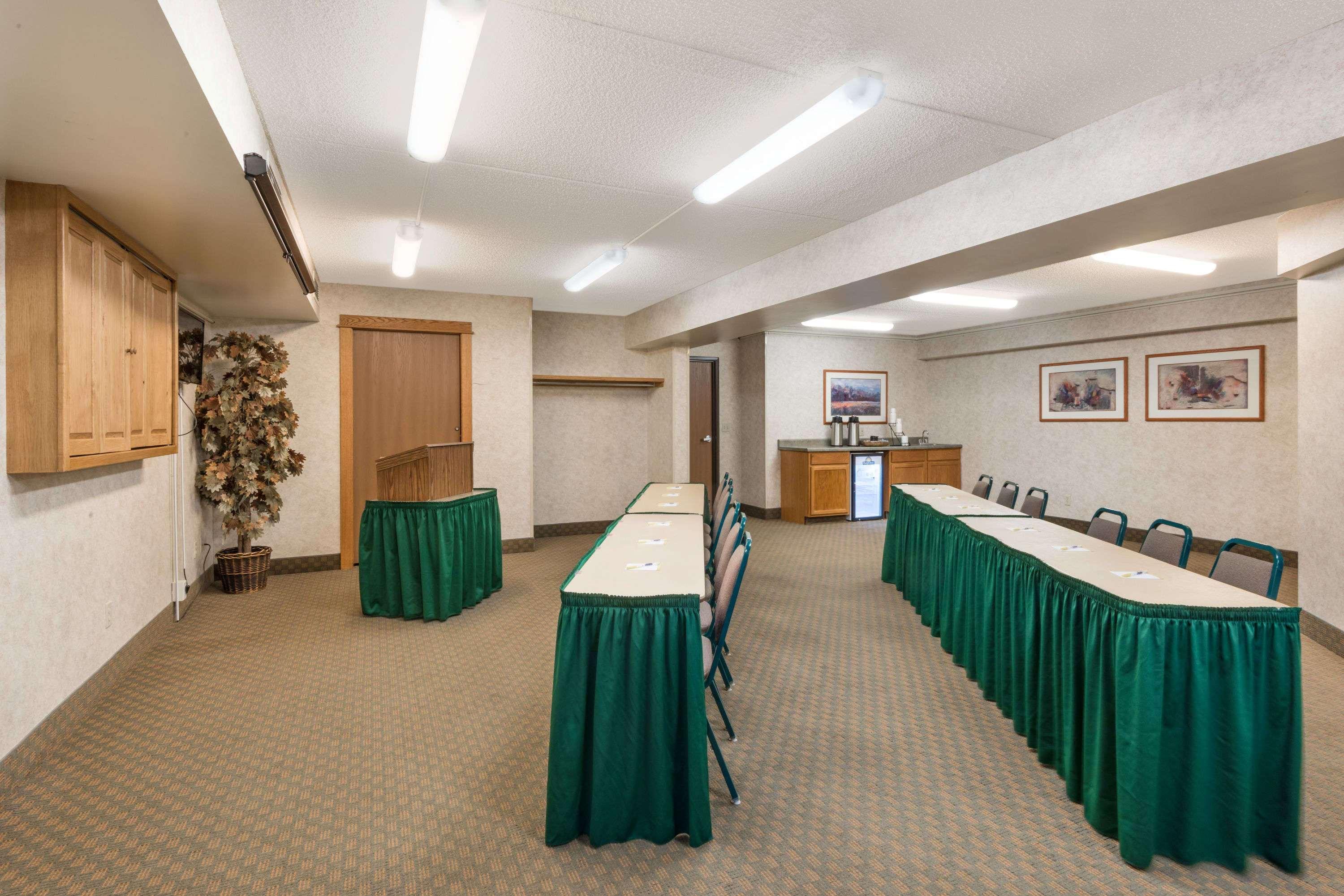 Days Inn & Suites By Wyndham Bozeman Bagian luar foto