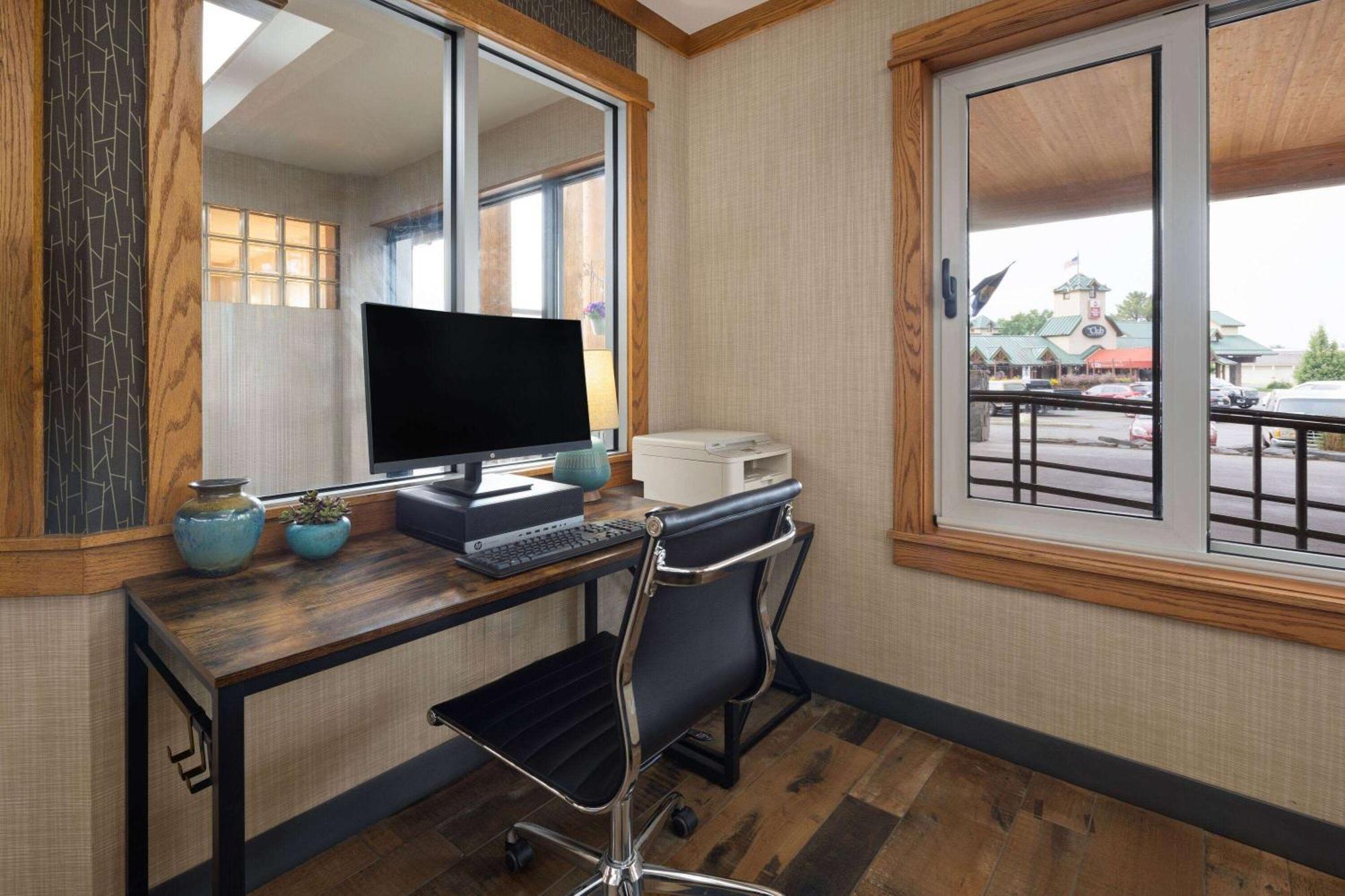 Days Inn & Suites By Wyndham Bozeman Bagian luar foto