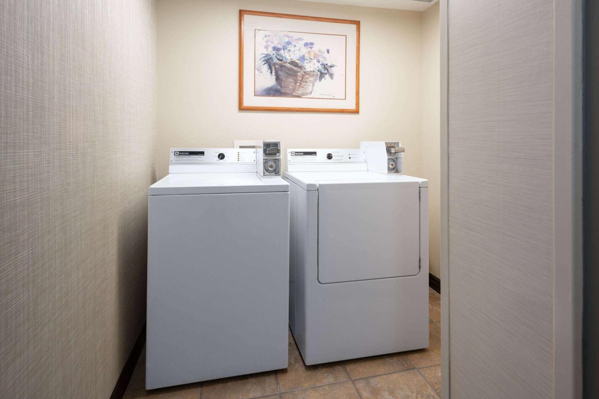 Days Inn & Suites By Wyndham Bozeman Bagian luar foto