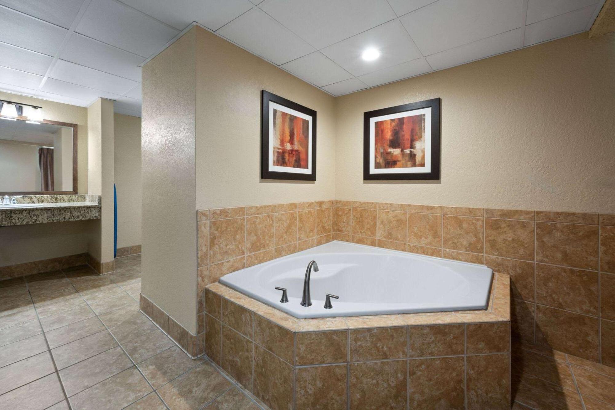 Days Inn & Suites By Wyndham Bozeman Bagian luar foto