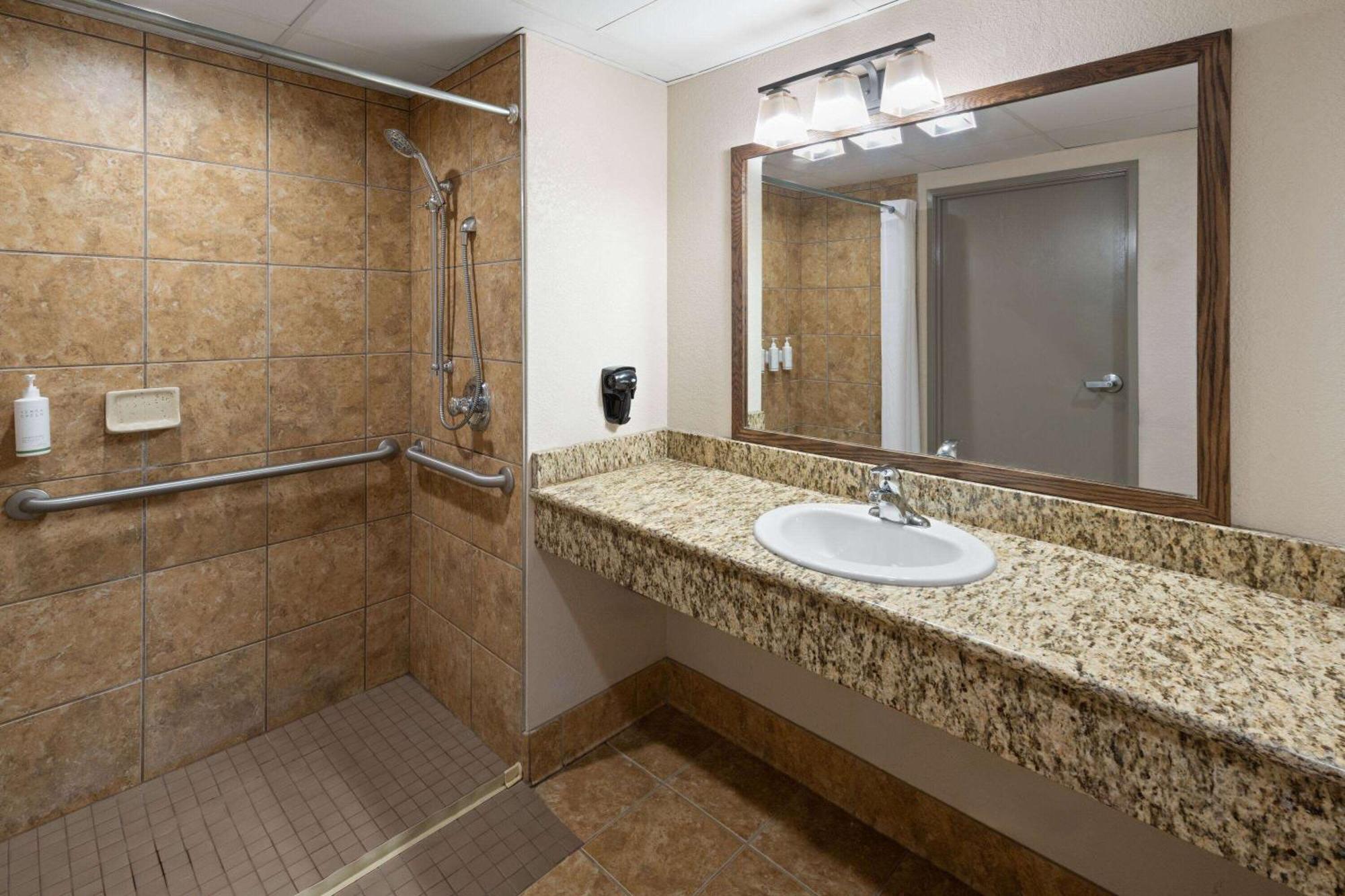 Days Inn & Suites By Wyndham Bozeman Bagian luar foto