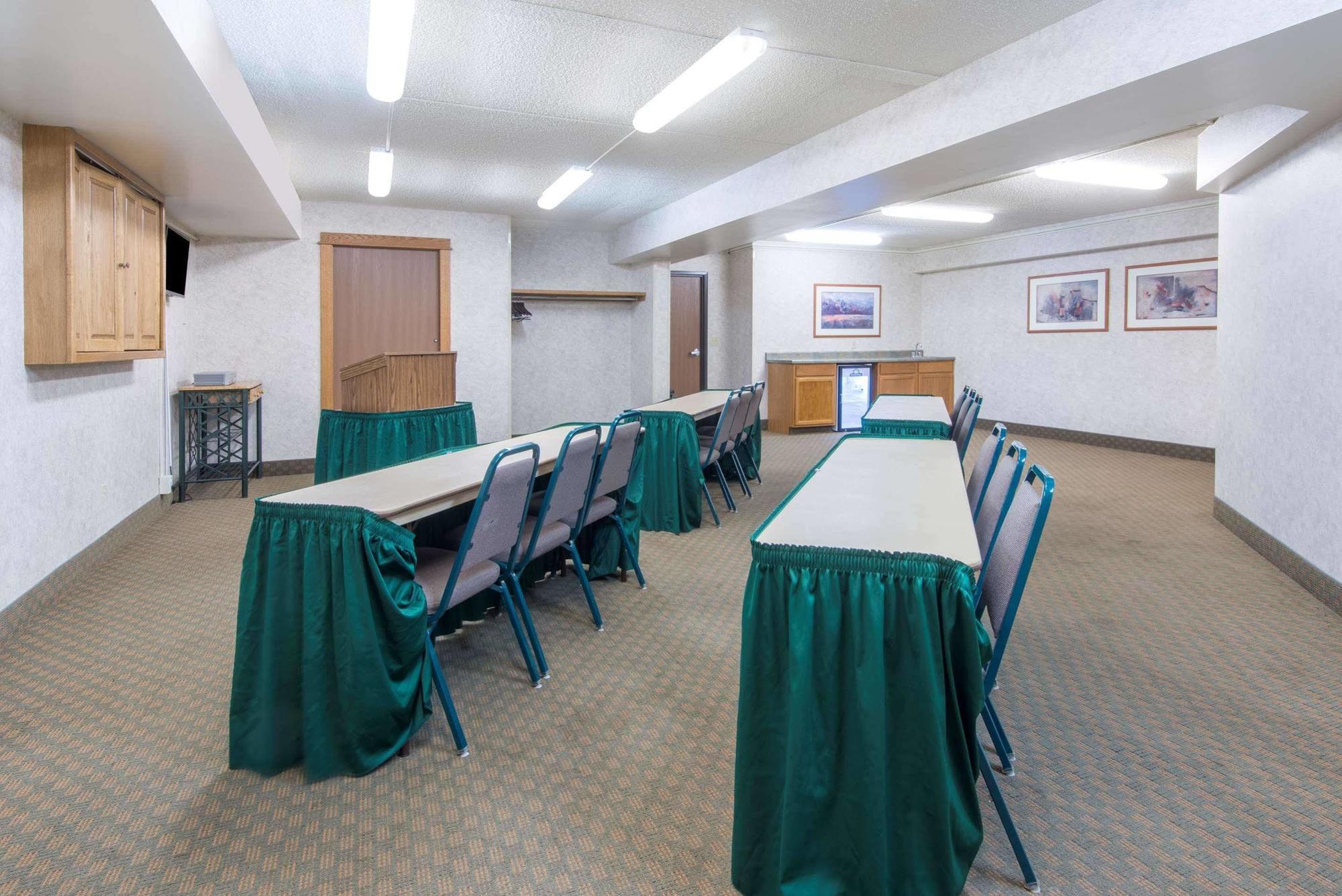 Days Inn & Suites By Wyndham Bozeman Bagian luar foto
